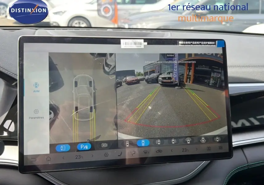 Écran central du BYD SEAL U 2026 affichant la caméra de recul et la vue 360° intérieure en stationnement.