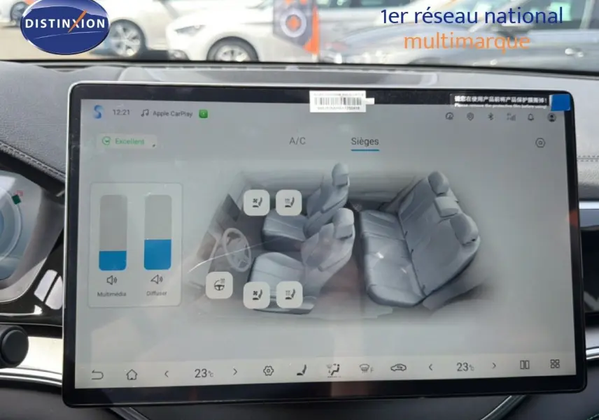 Vue intérieure de l'écran tactile du tableau de bord du BYD SEAL U blanc métal, affichant le contrôle des sièges chauffants.