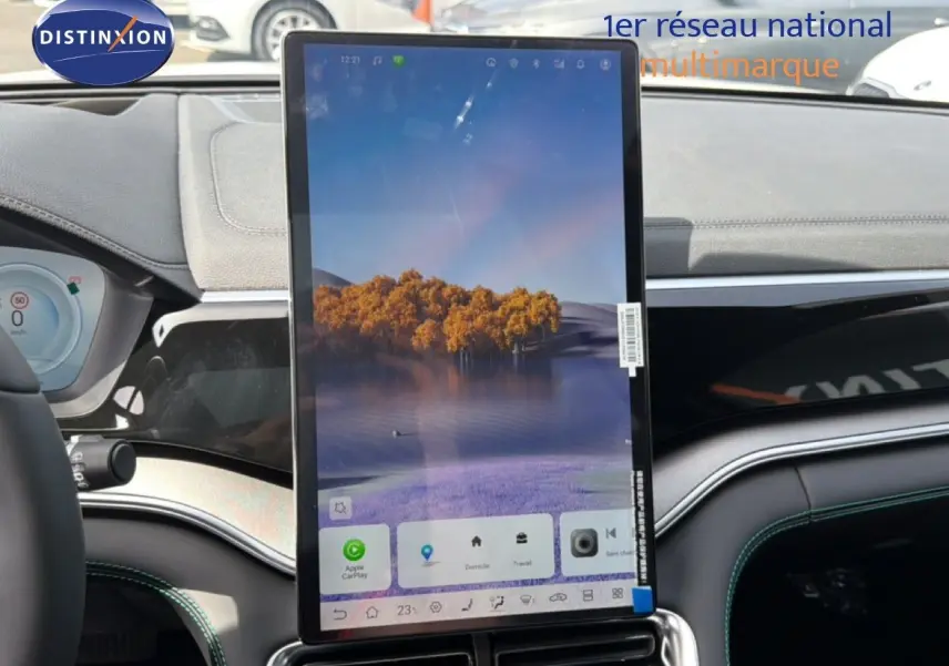Vue intérieure centrée sur l'écran tactile vertical du tableau de bord du BYD SEAL U blanc métal, 2026.