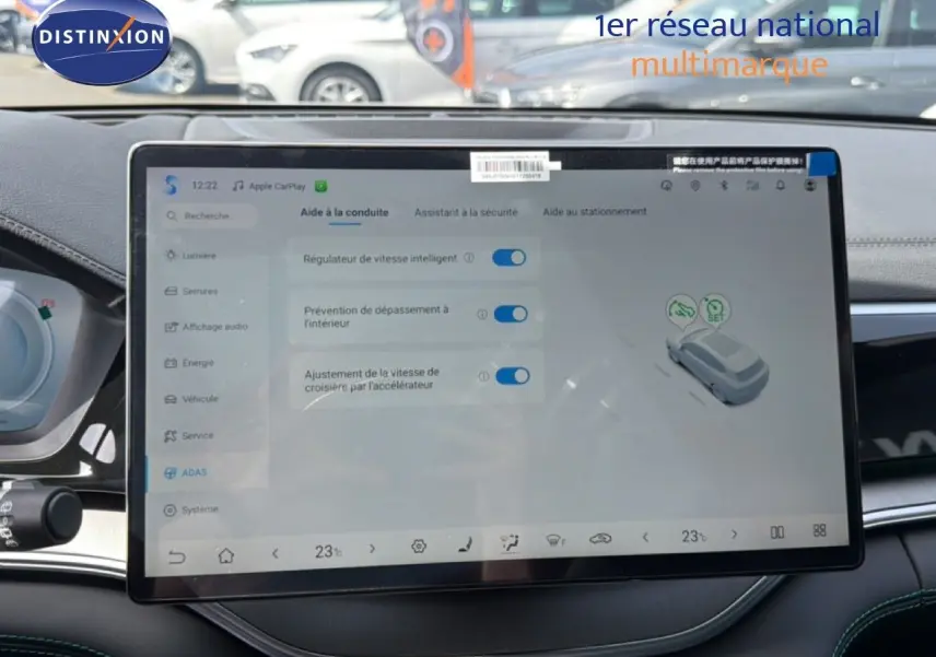 Vue intérieure du tableau de bord du BYD SEAL U 2026, écran tactile central affichant les aides à la conduite.