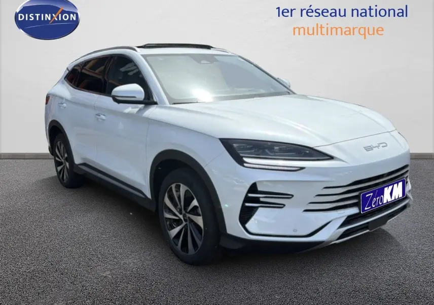 Vue 3/4 avant d’un BYD SEAL U blanc métal, hybride rechargeable, avec calandre et phares LED distinctifs.