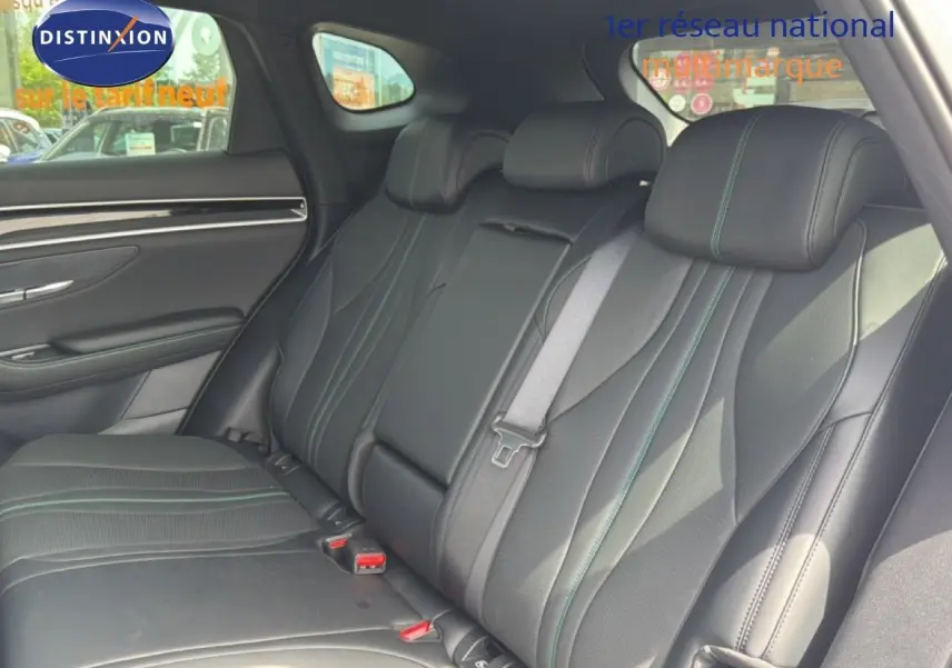 Vue latérale intérieure montrant les sièges arrière en cuir noir avec surpiqûres vertes du BYD SEAL U 2026.