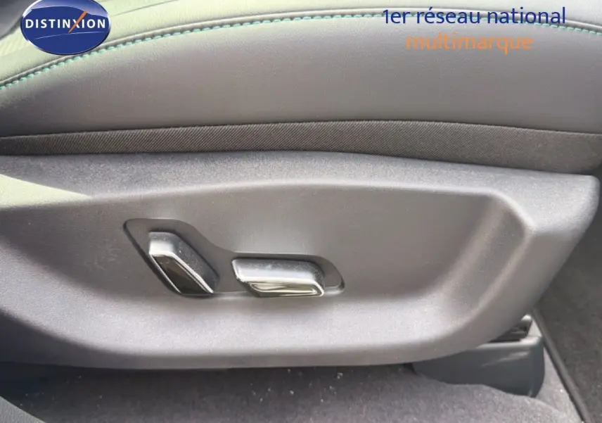 Gros plan sur les commandes de réglage électrique du siège en cuir noir du BYD SEAL U blanc métal, version 2026.