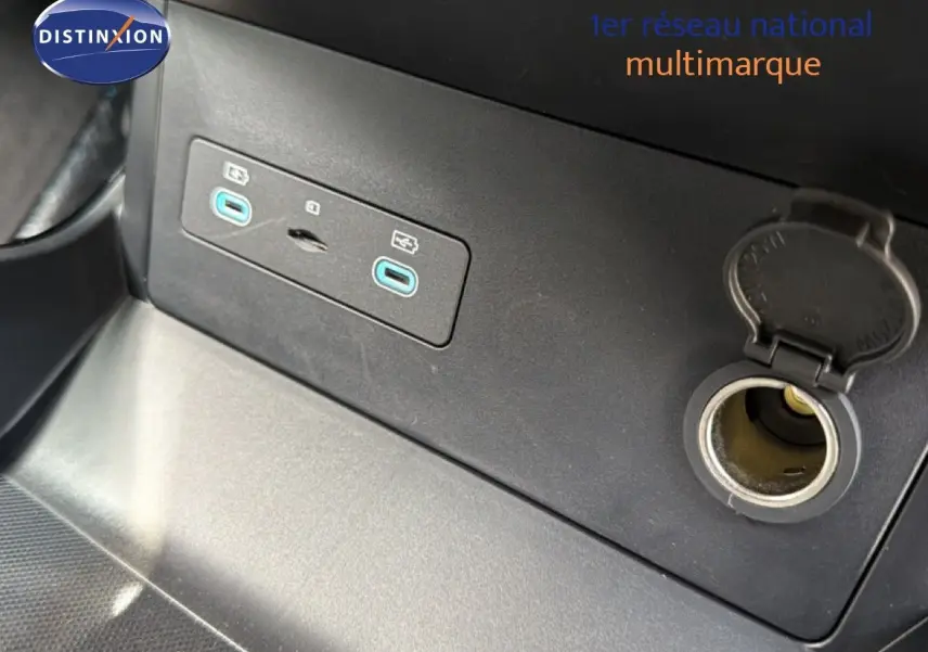 Détail intérieur montrant deux ports USB-C et une prise 12V sur la console d'un BYD SEAL U blanc métal 2026.