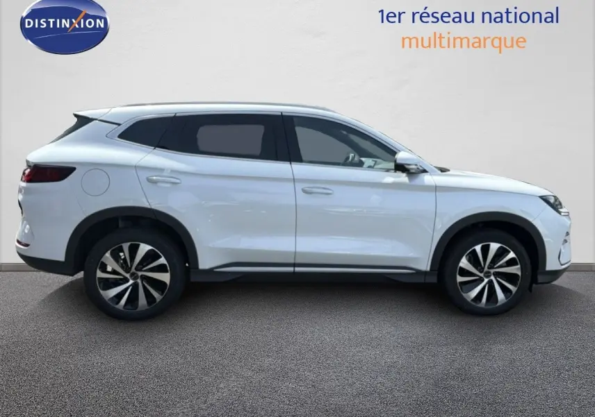 Vue de profil côté gauche du SUV BYD SEAL U blanc métal 2026 avec jantes alliage bicolores et lignes épurées.