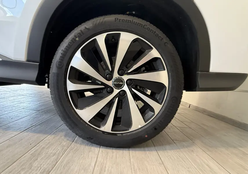 Gros plan sur la roue avant droite du BYD SEAL U blanc métal, avec jante alliage bicolore et pneu Continental.