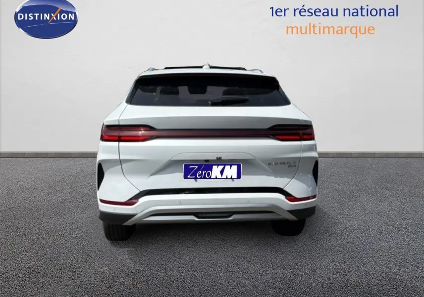 Vue arrière du BYD SEAL U blanc métal 2026, soulignant ses feux arrière horizontaux et son design épuré.