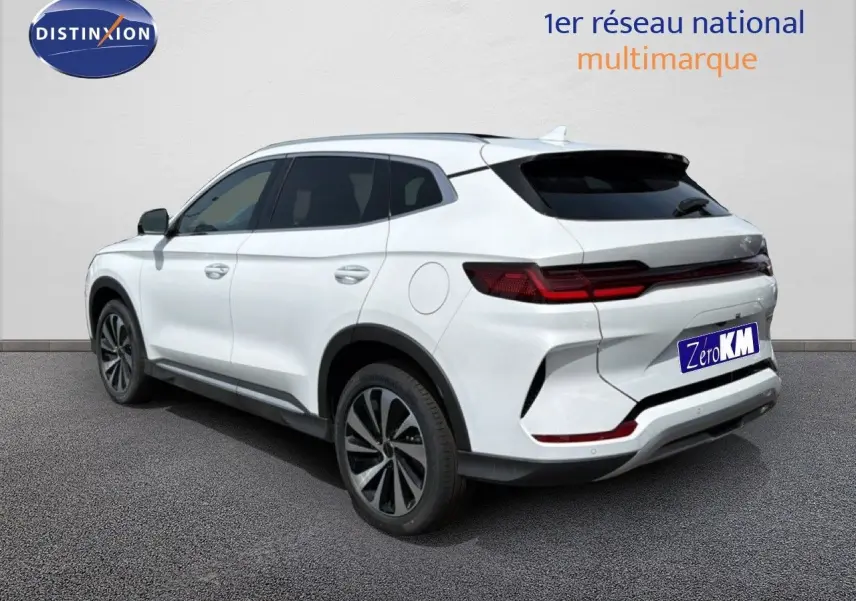 Vue 3/4 arrière droite du SUV BYD SEAL U blanc métal avec feux arrière LED et jantes alliage bicolores.