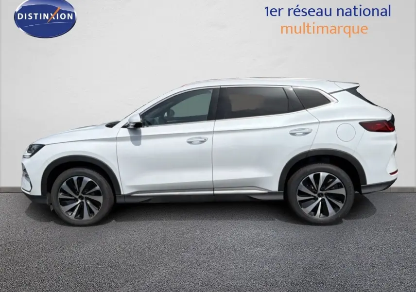 Vue de profil côté gauche d'un SUV BYD SEAL U blanc métal avec jantes bi-ton et vitres teintées.