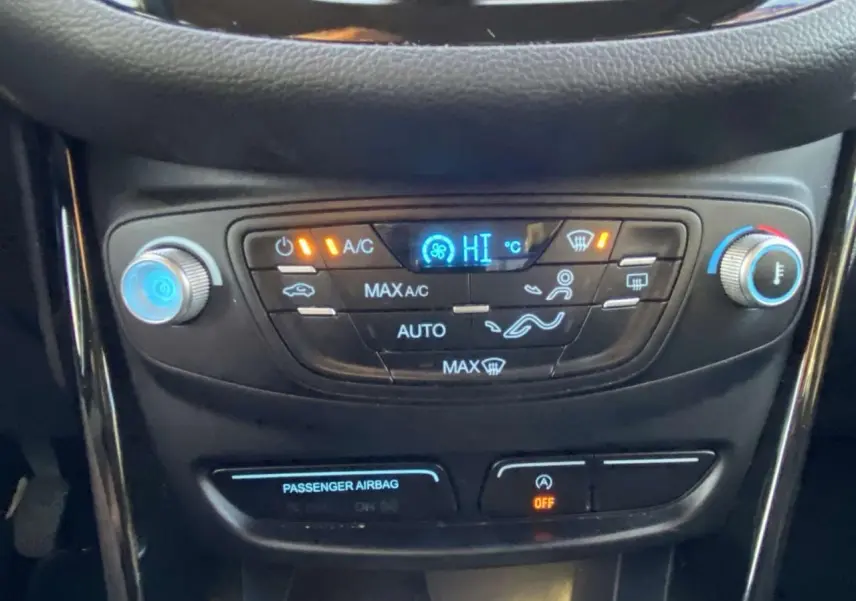 Panneau de commande de la climatisation automatique du Ford B-MAX blanc 2014, affichage digital et réglages tactiles.