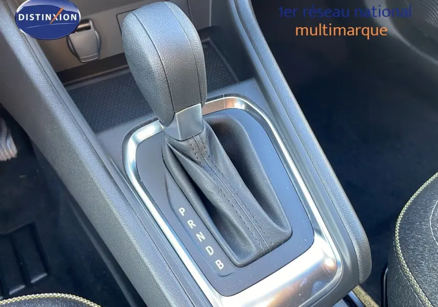 Le levier de vitesse automatique en cuir noir de la Renault Captur E-Tech gris rafale, vue intérieure rapprochée.