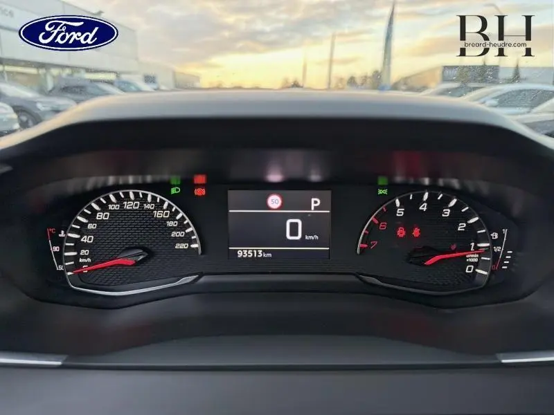 Tableau de bord numérique d'une Peugeot 2008 gris Artense, affichant la vitesse à 0 km/h et 93513 km au compteur