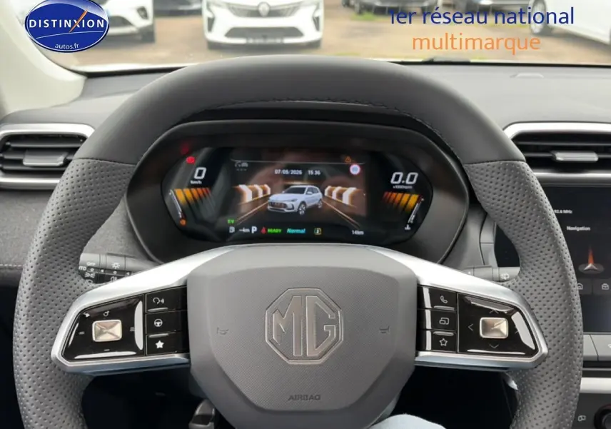 Vue intérieure centrée sur le volant perforé MG ZS Hybrid 2026 avec tableau de bord numérique et écran tactile.