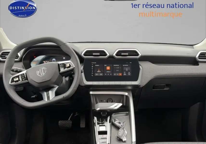 Vue intérieure avant du tableau de bord gris et noir du MG ZS Hybrid 197 avec écran tactile et volant multifonction.