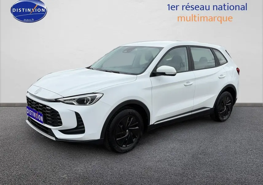 Vue 3/4 avant d’un MG ZS Hybrid blanc avec jantes noires et calandre noire distinctive.