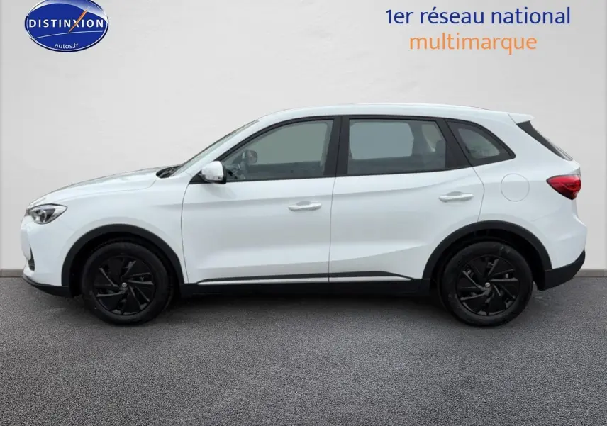 Vue de profil côté gauche d'un MG ZS Hybrid blanc avec jantes noires et lignes épurées sur fond neutre.