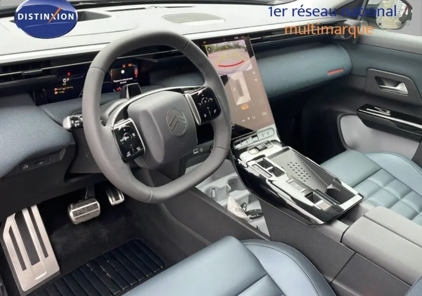 Vue intérieure côté conducteur du Citroën C5 Aircross 2026, avec tableau de bord moderne et sièges gris clair en tissu cuir.