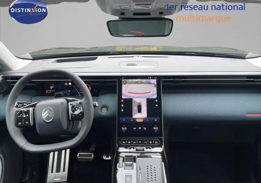 Vue intérieure avant du Citroën C5 Aircross 2026 noir Perla Nera, tableau de bord avec écran tactile central et volant multifonction.