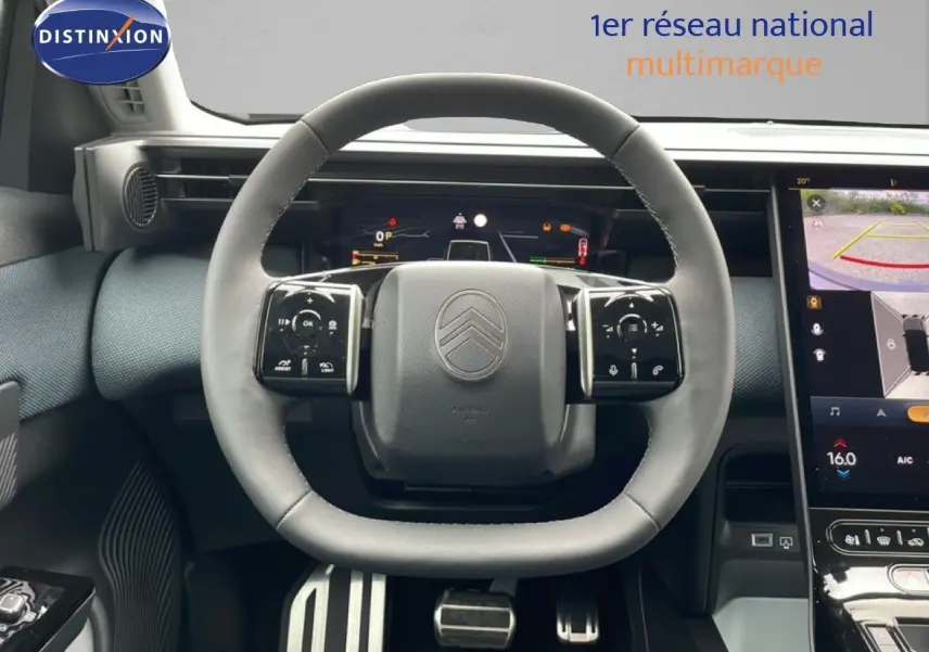 Vue intérieure centrée sur le volant du Citroën C5 Aircross 2026, avec tableau de bord digital et écran tactile visible.