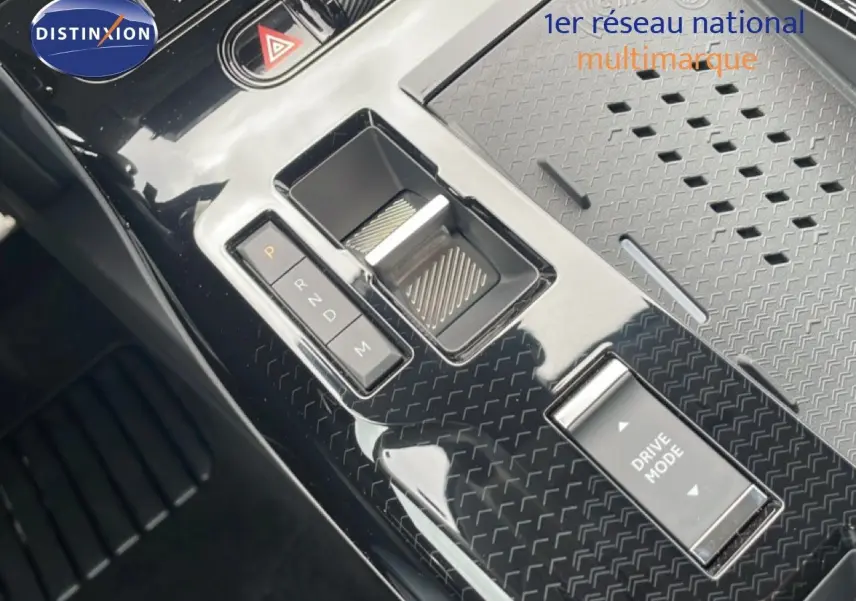 Gros plan sur la console centrale noire brillante du Citroën C5 Aircross 1.2 Hybrid avec sélecteur de boîte automatique et bouton Drive Mode.