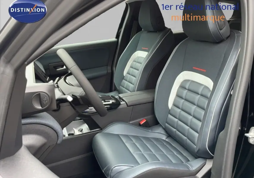 Intérieur avant du Citroën C5 Aircross 2026, sièges tissu et cuir gris noir avec surpiqûres blanches, volant multifonction visible.