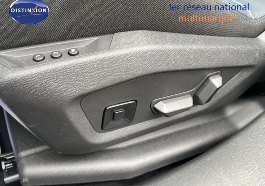 Détail des commandes électriques de réglage du siège côté gauche d’un Citroën C5 Aircross noir Perla Nera 2026.