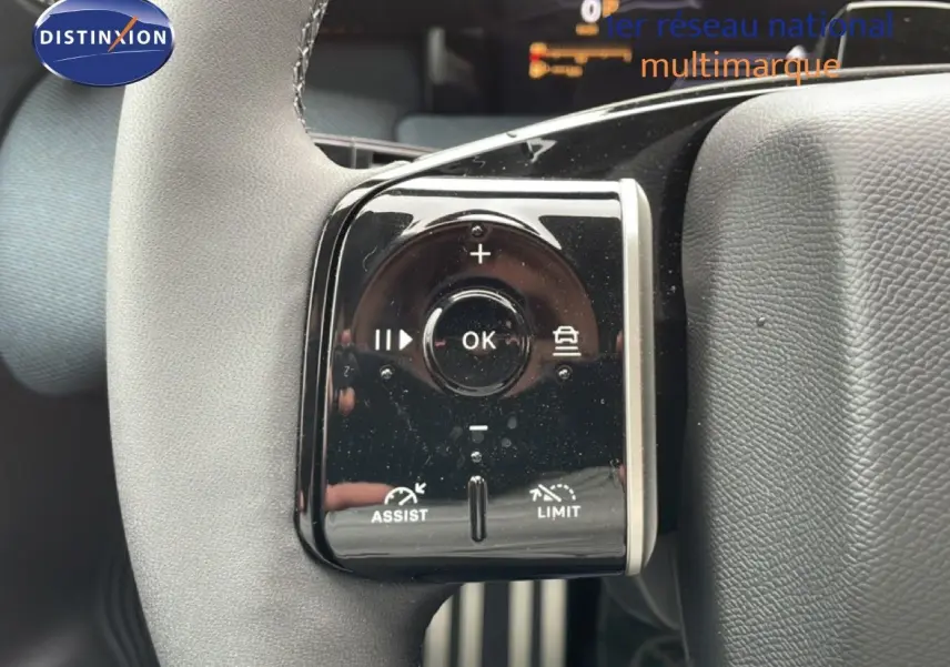 Gros plan sur les commandes noires du volant côté gauche du Citroën C5 Aircross 2026 hybride.