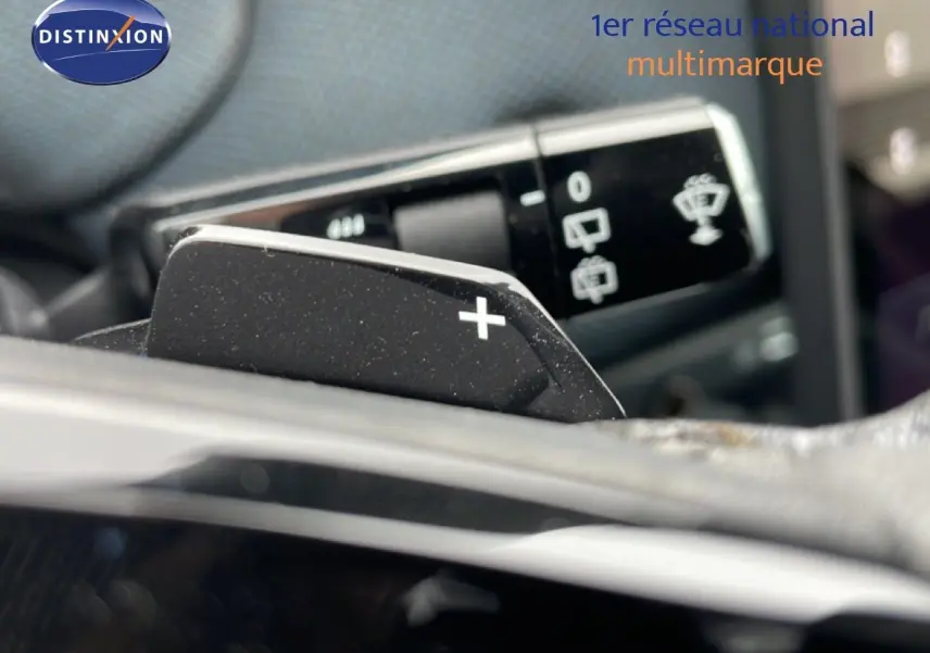 Gros plan sur la palette de changement de vitesse + du Citroën C5 Aircross noir Perla Nera, intérieur avec commandes au volant.