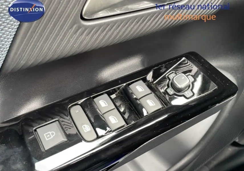 Gros plan sur les commandes des vitres et rétroviseurs côté conducteur du Citroën C5 Aircross noir Perla Nera.