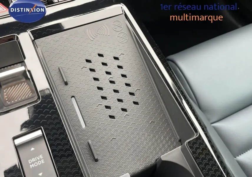 Détail de la console centrale avec zone de recharge sans fil et bouton Drive Mode du Citroën C5 Aircross 2026 noir Perla Nera.