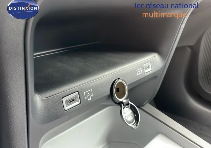 Prise USB et allume-cigare ouverts sur la console centrale du Citroën C5 Aircross noir Perla Nera.