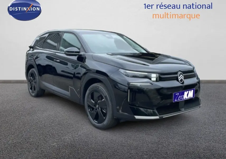 Vue 3/4 avant d'un Citroën C5 Aircross noir Perla Nera métallisé avec jantes noires et calandre distinctive.