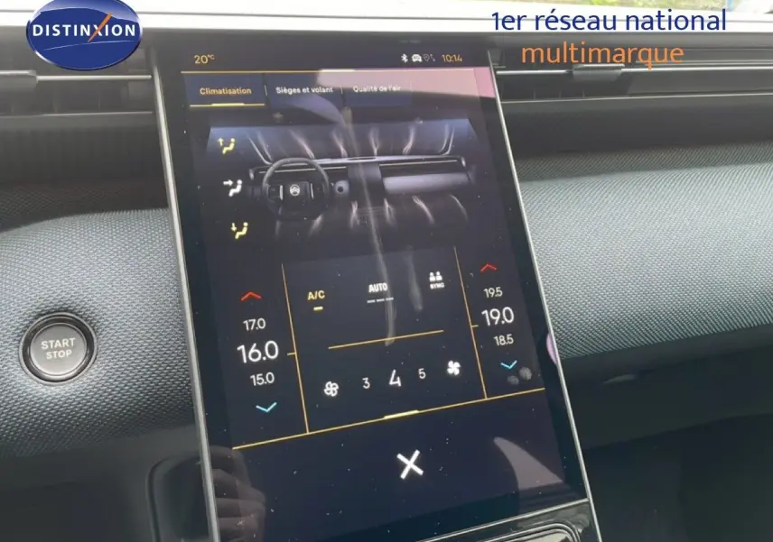 Vue rapprochée de l'écran tactile central et bouton start/stop du tableau de bord du Citroën C5 Aircross noir Perla Nera.