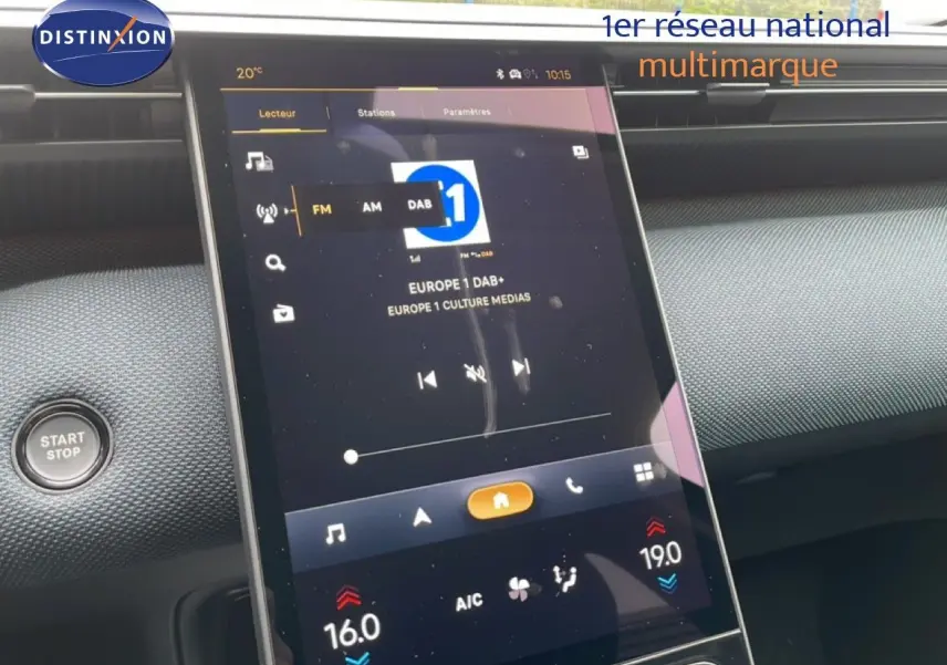 Vue rapprochée de l’écran tactile central du tableau de bord du Citroën C5 Aircross noir, affichant la radio Europe 1 DAB+.