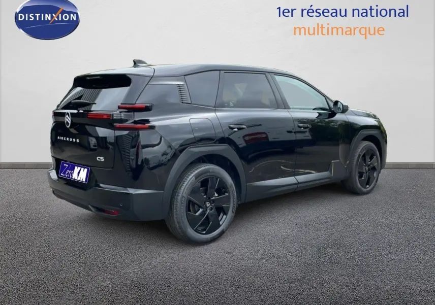 Vue 3/4 arrière droite du Citroën C5 Aircross noir Perla Nera avec jantes noires et feux arrière LED distinctifs.