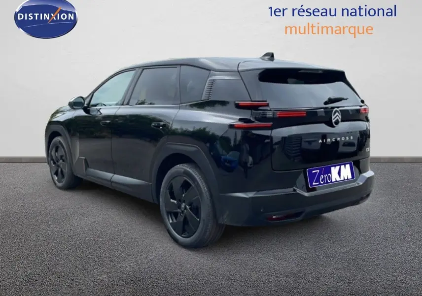 Vue 3/4 arrière droite du Citroën C5 Aircross noir Perla Nera métallisé avec jantes noires et feux arrière LED fins.