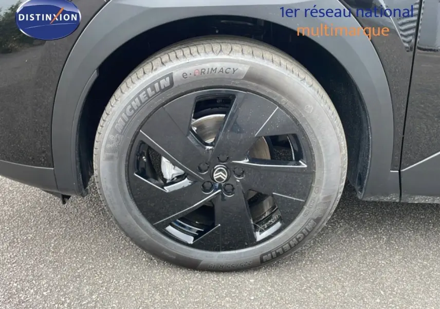 Gros plan sur la roue arrière gauche noire perla nera métal du Citroën C5 Aircross 1.2 Hybrid 145ch BVA Max 2026.