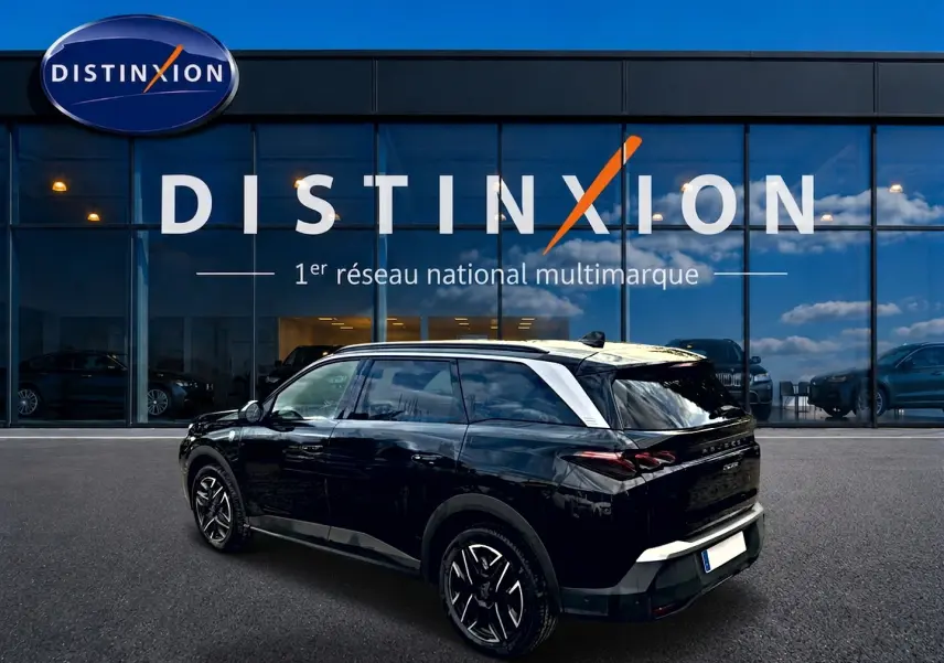 Peugeot 5008 Hybrid 145 GT noir en 3/4 arrière droit, avec jantes alu et toit contrasté blanc.