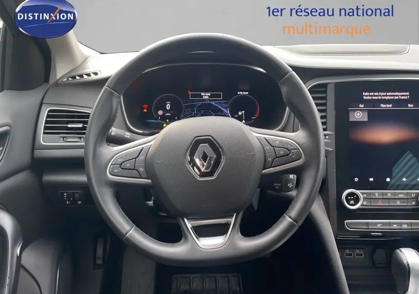 Vue rapprochée du volant en cuir noir et du tableau de bord digital d'une Renault Megane Break 2024 gris Highland Metal.