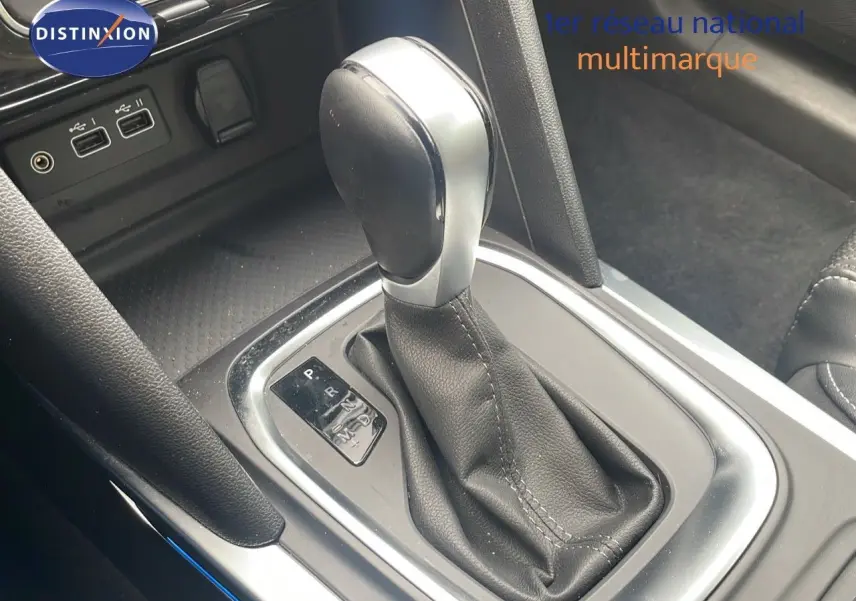 Le levier de vitesses automatique en cuir noir de la Renault Mégane Break 2024, vue rapprochée de la console centrale.