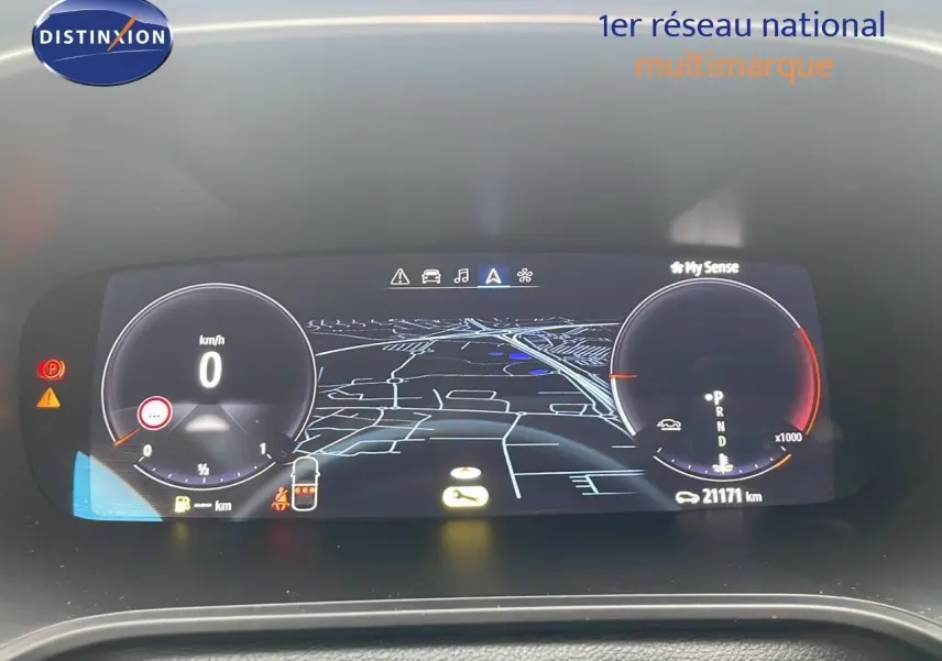 Tableau de bord numérique de la Renault Mégane Break 2024 affichant la navigation et les compteurs digitaux.