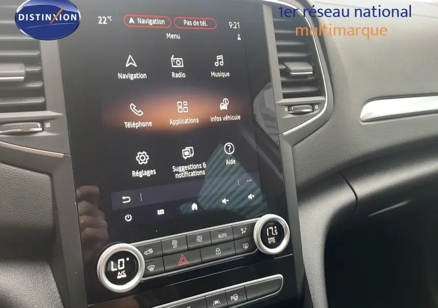 Écran tactile central de la Renault Mégane Break 2024 gris Highland Metal, affichant le menu multimédia et climatisation.