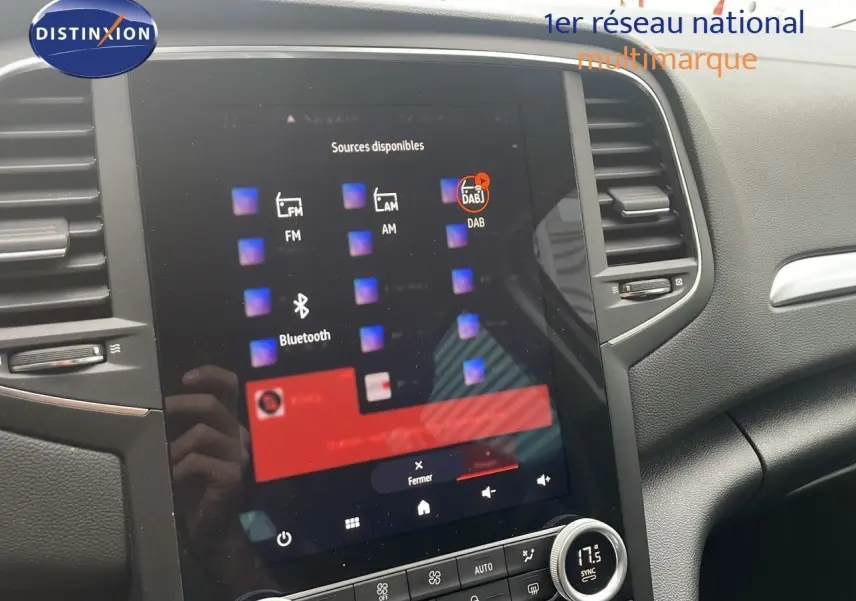 Écran tactile central affichant les sources audio dans l'habitacle d'une Renault Mégane Break 2024.