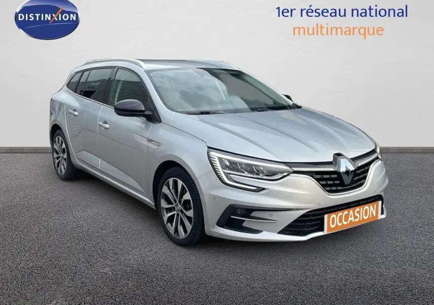 Renault Mégane Break gris Highland Metal vue 3/4 avant droit avec calandre et phares LED distinctifs.