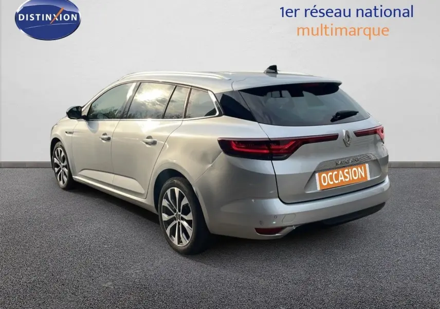 Renault Mégane Break gris Highland Metal vue 3/4 arrière côté gauche, avec feux arrière LED et jantes alliage.