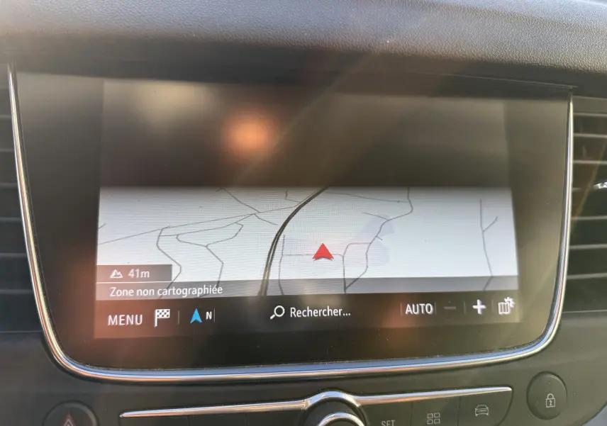 Écran central du GPS du tableau de bord de l'Opel Grandland X gris quartz, affichant une zone non cartographiée.