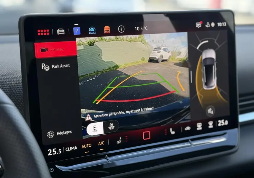 Écran tactile intérieur affichant la caméra de recul et l'assistance au stationnement du Volkswagen T-Roc 2026.