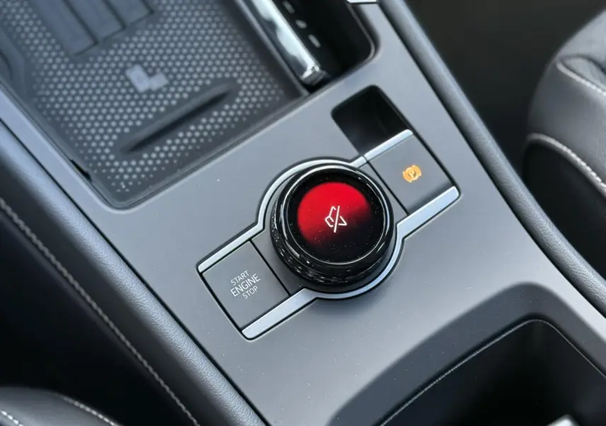 Gros plan sur la molette centrale rouge du système Easy Open dans l’habitacle noir du Volkswagen T-Roc 2026.