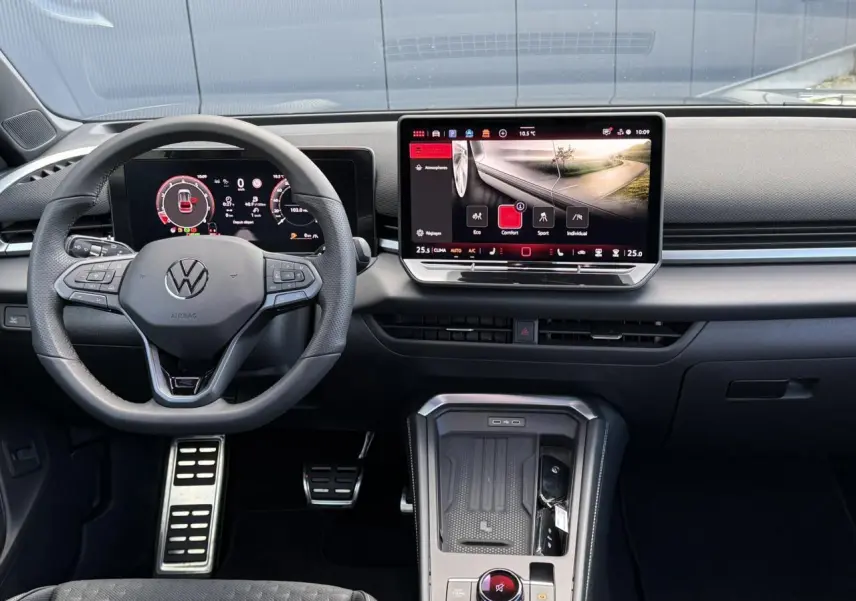 Vue frontale de l'habitacle du Volkswagen T-Roc 2026, tableau de bord numérique et écran tactile central.