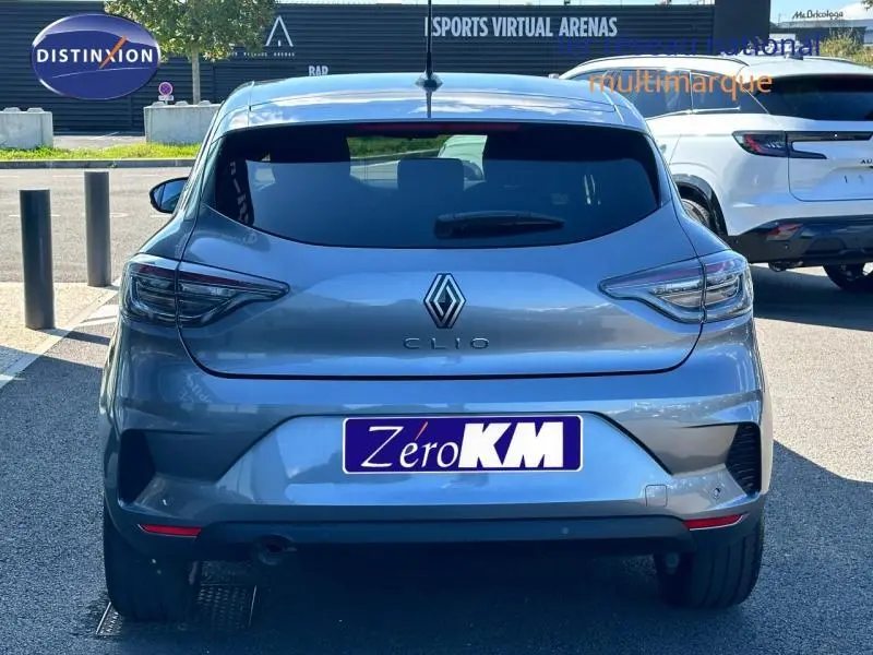 Vue arrière d'une Renault Clio gris Rafale 2025 avec feux arrière LED et becquet intégré.